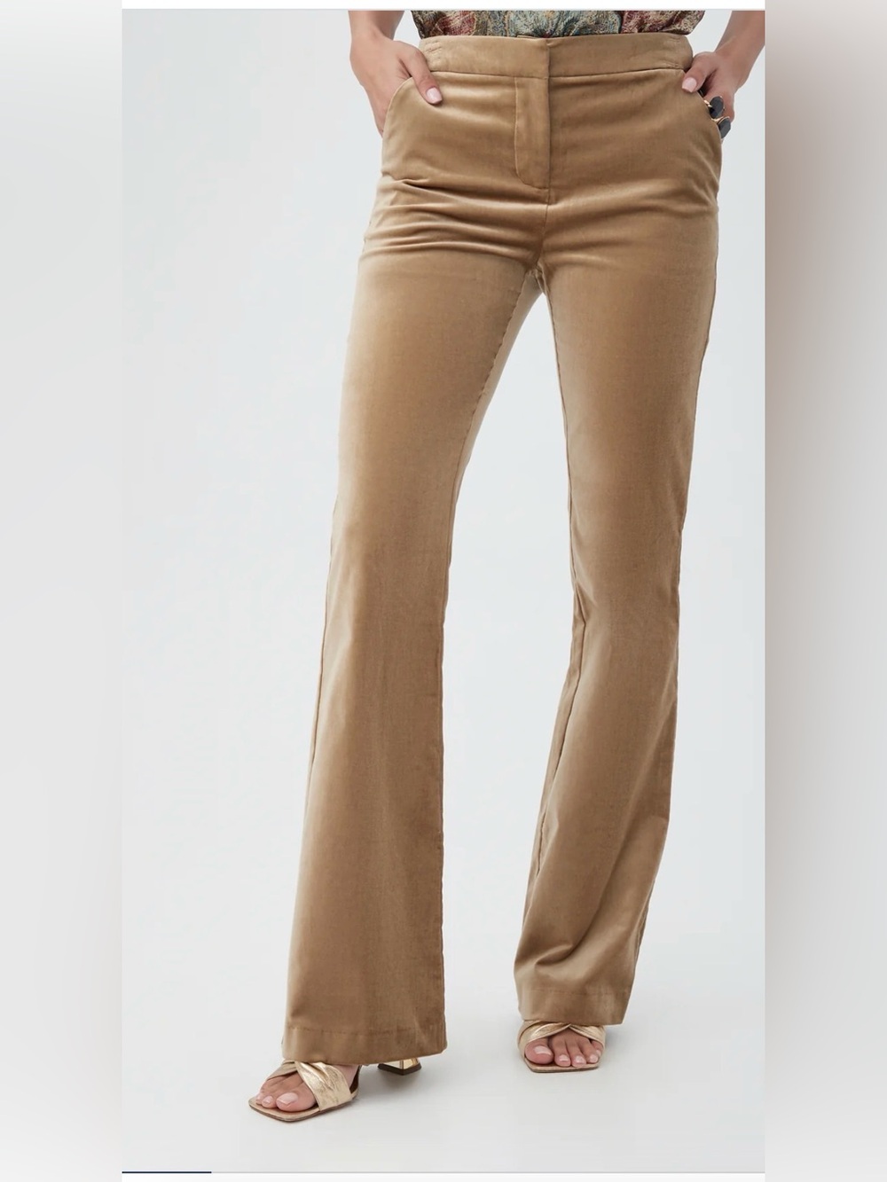 Trina Turk Westport Velveteen minimalist bootcut trouser. Size 6. Tan. NWT